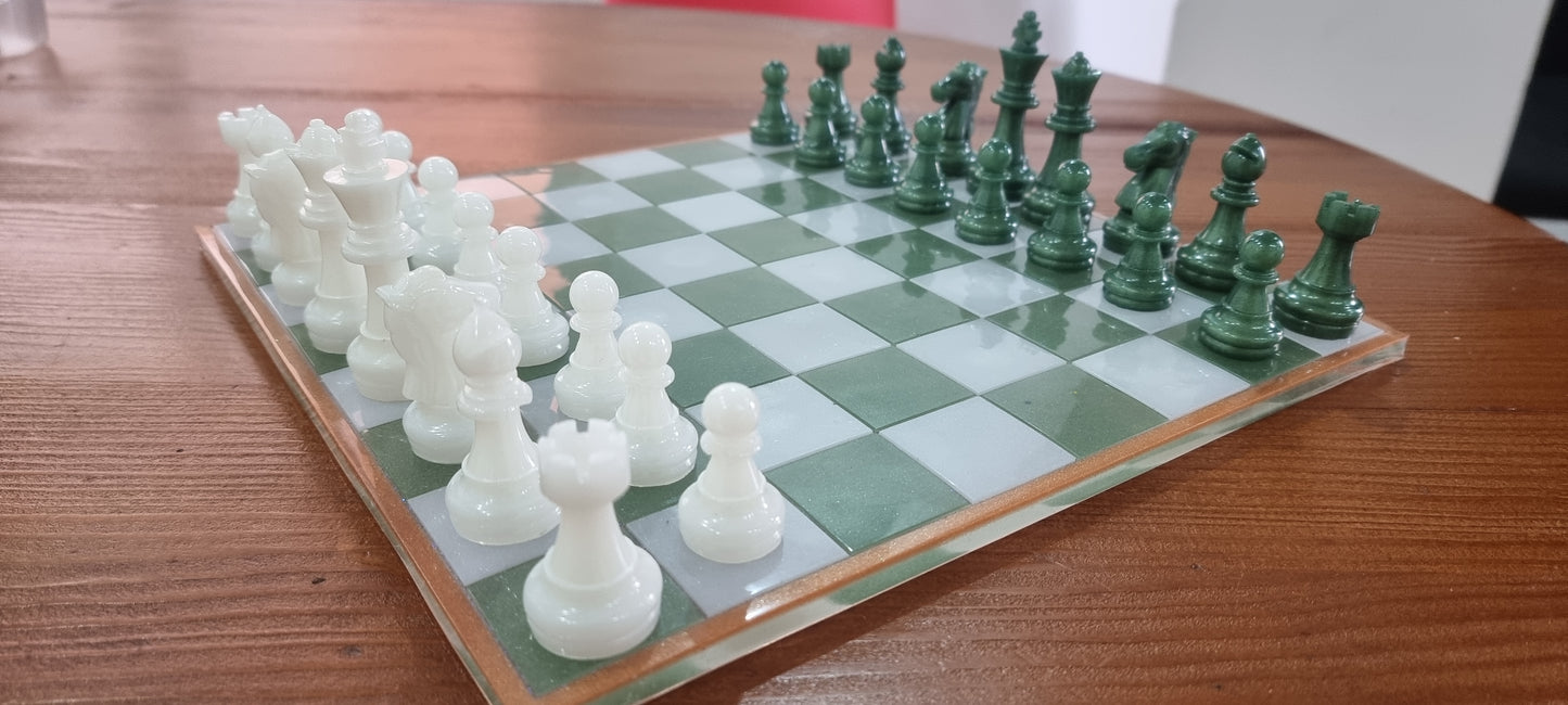 Set de Ajedrez y Damas en Resina Personalizable – Verde & Blanco