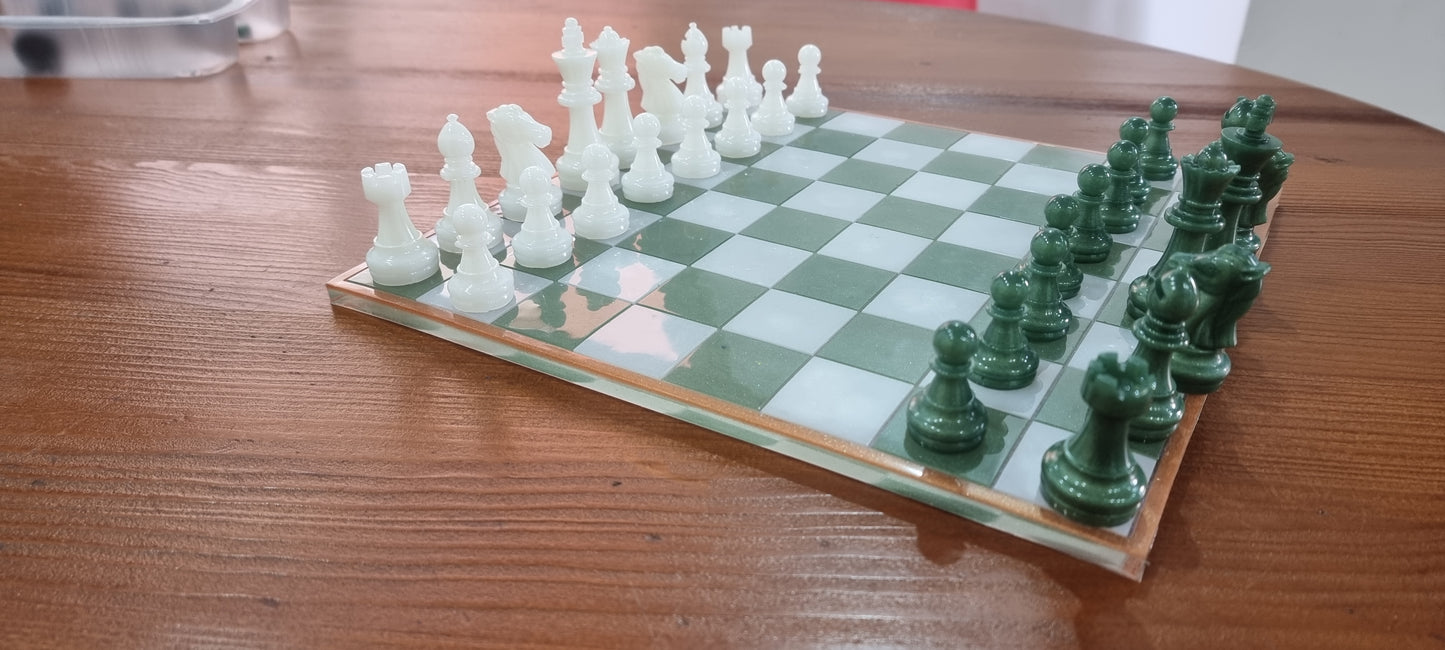 Set de Ajedrez y Damas en Resina Personalizable – Verde & Blanco