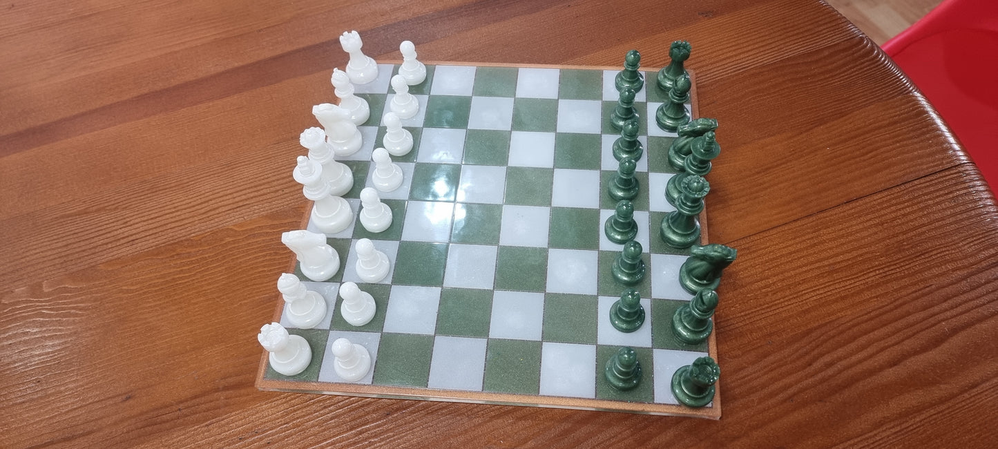 Set de Ajedrez y Damas en Resina Personalizable – Verde & Blanco