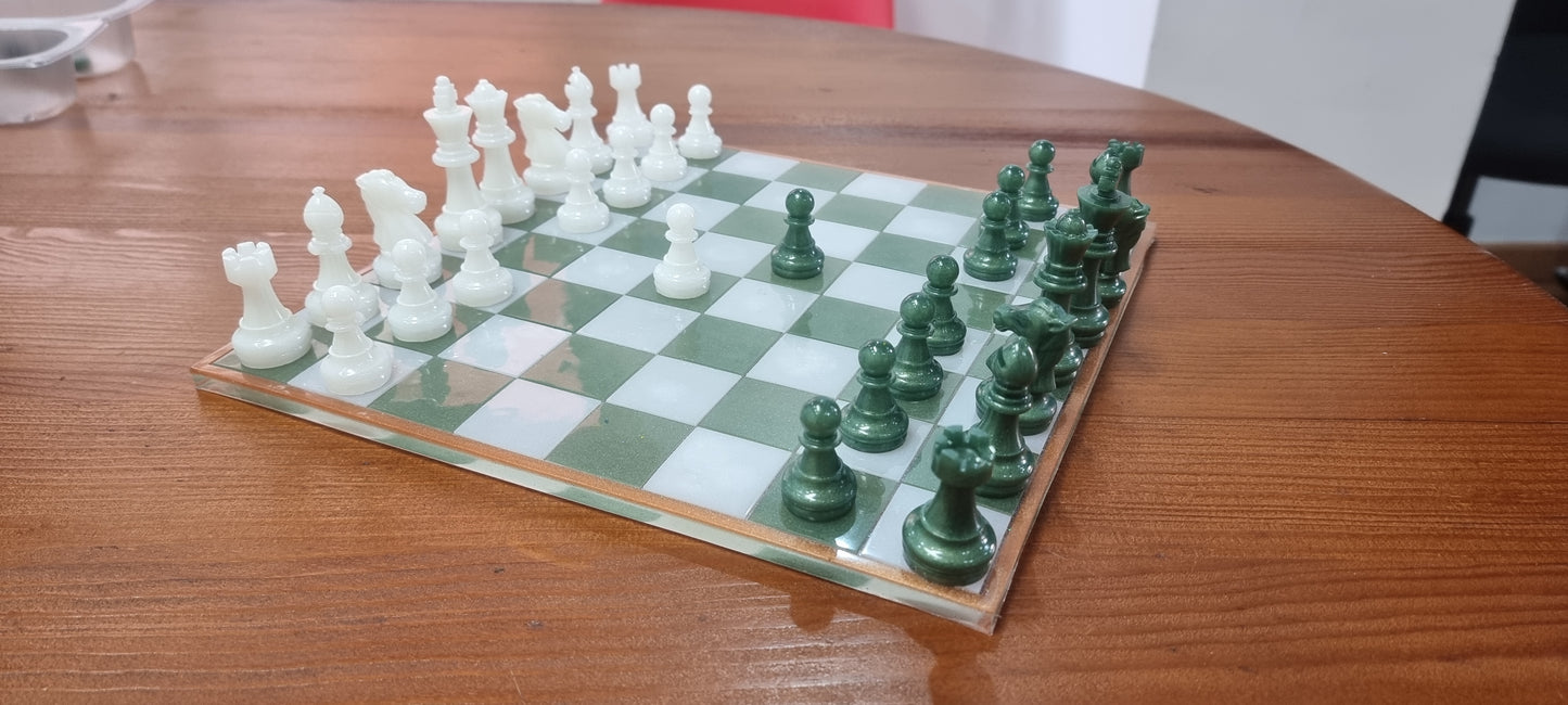 Set de Ajedrez y Damas en Resina Personalizable – Verde & Blanco