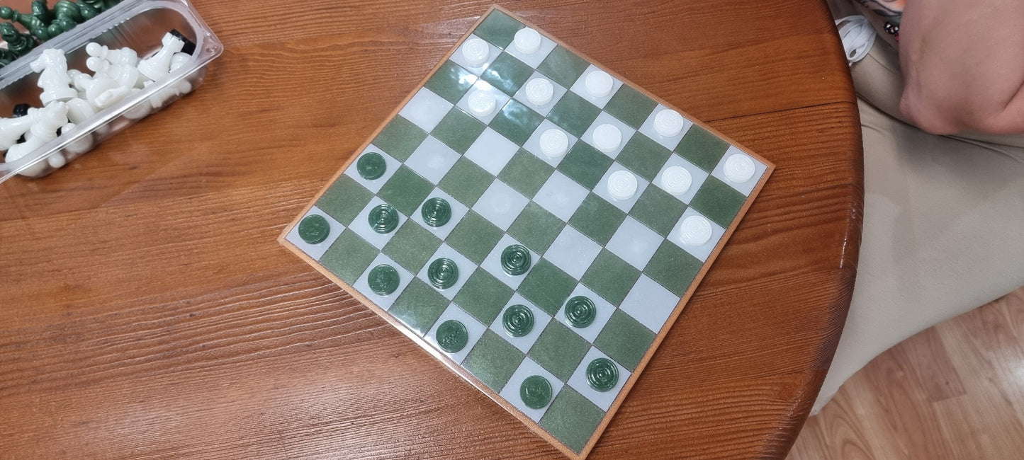 Set de Ajedrez y Damas en Resina Personalizable – Verde & Blanco