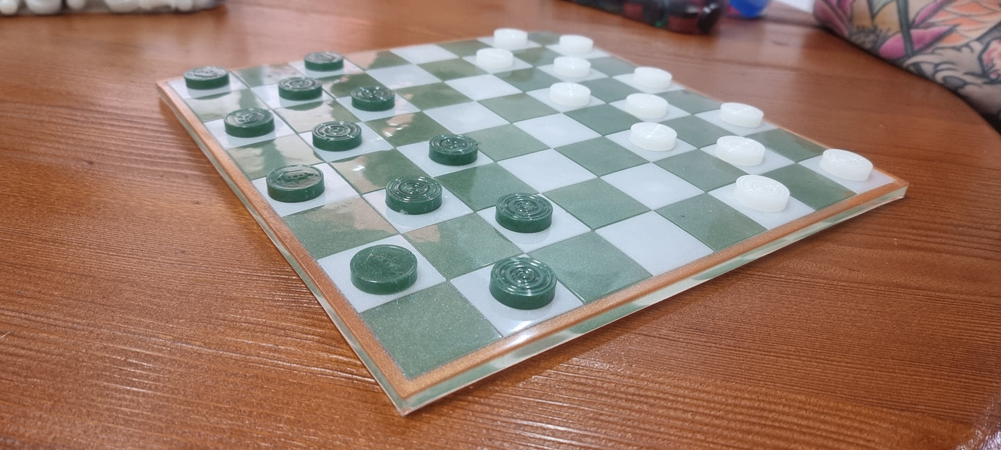 Set de Ajedrez y Damas en Resina Personalizable – Verde & Blanco
