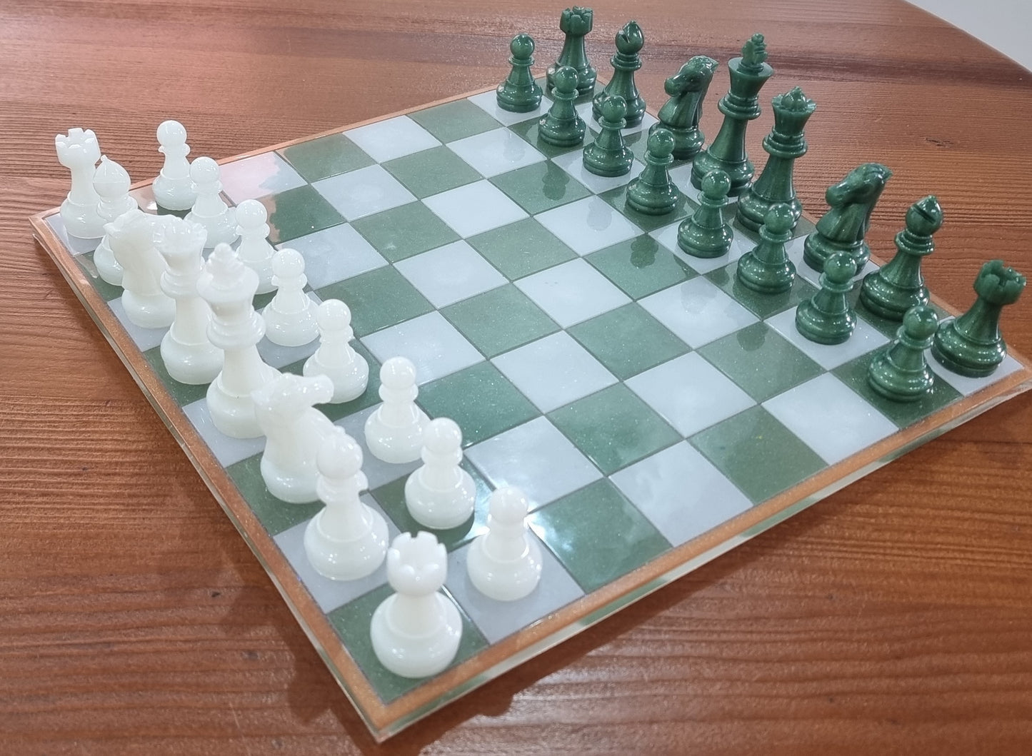 Set de Ajedrez y Damas en Resina Personalizable – Verde & Blanco