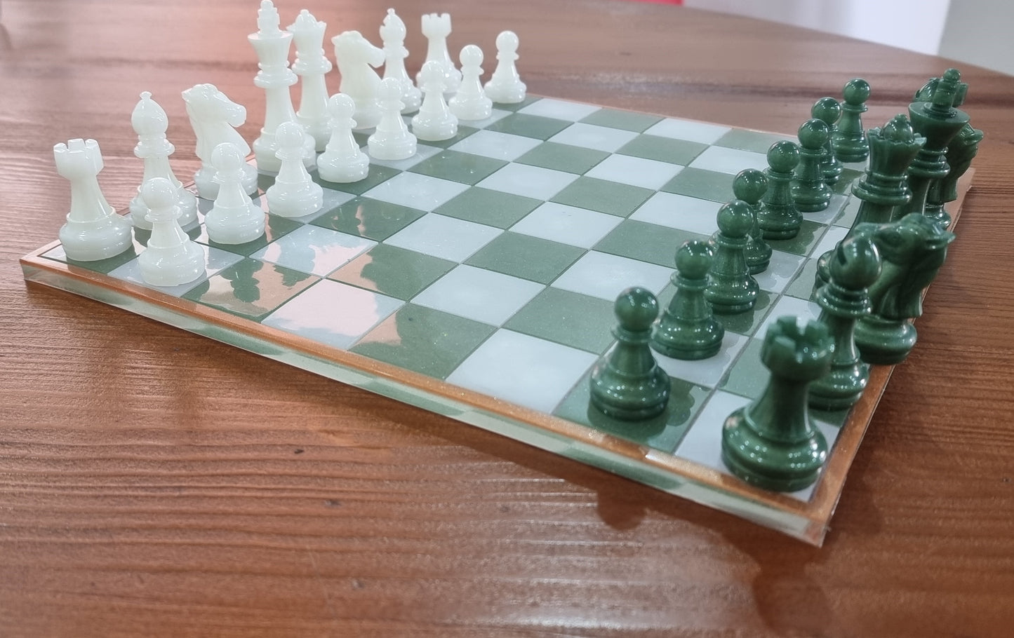 Set de Ajedrez y Damas en Resina Personalizable – Verde & Blanco