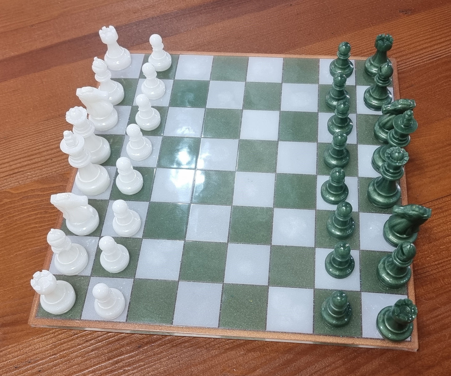 Set de Ajedrez y Damas en Resina Personalizable – Verde & Blanco