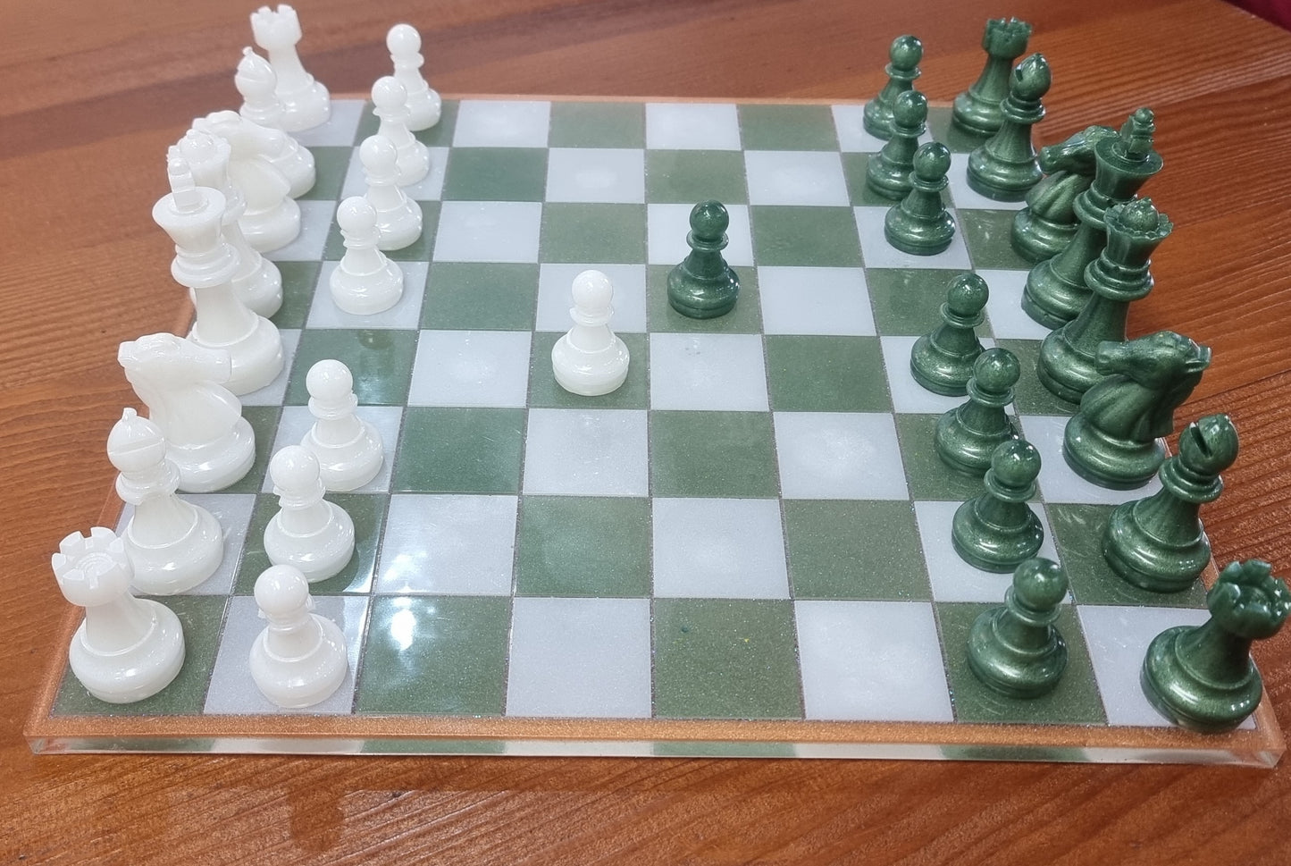 Set de Ajedrez y Damas en Resina Personalizable – Verde & Blanco