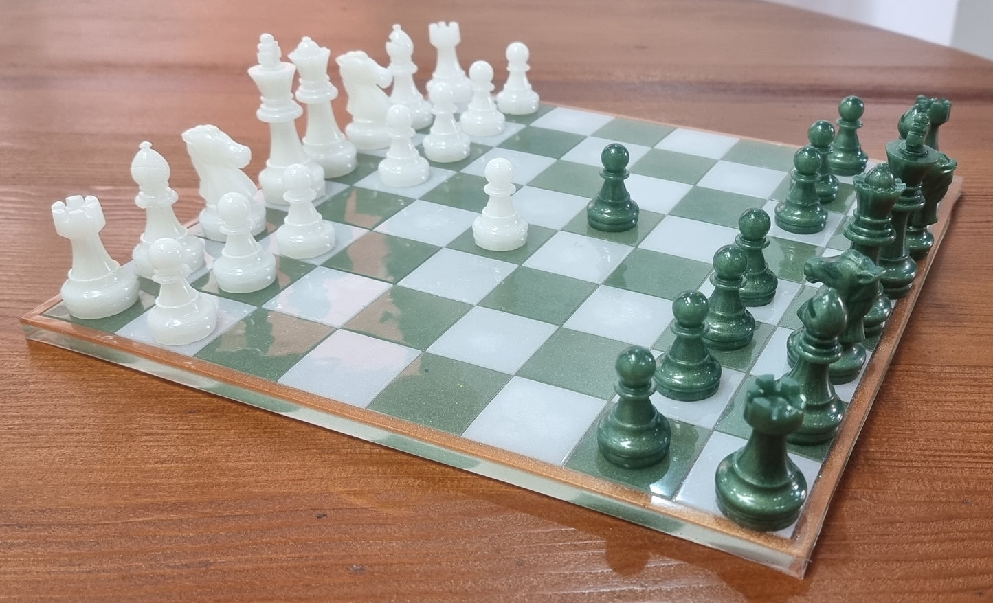 Set de Ajedrez y Damas en Resina Personalizable – Verde & Blanco